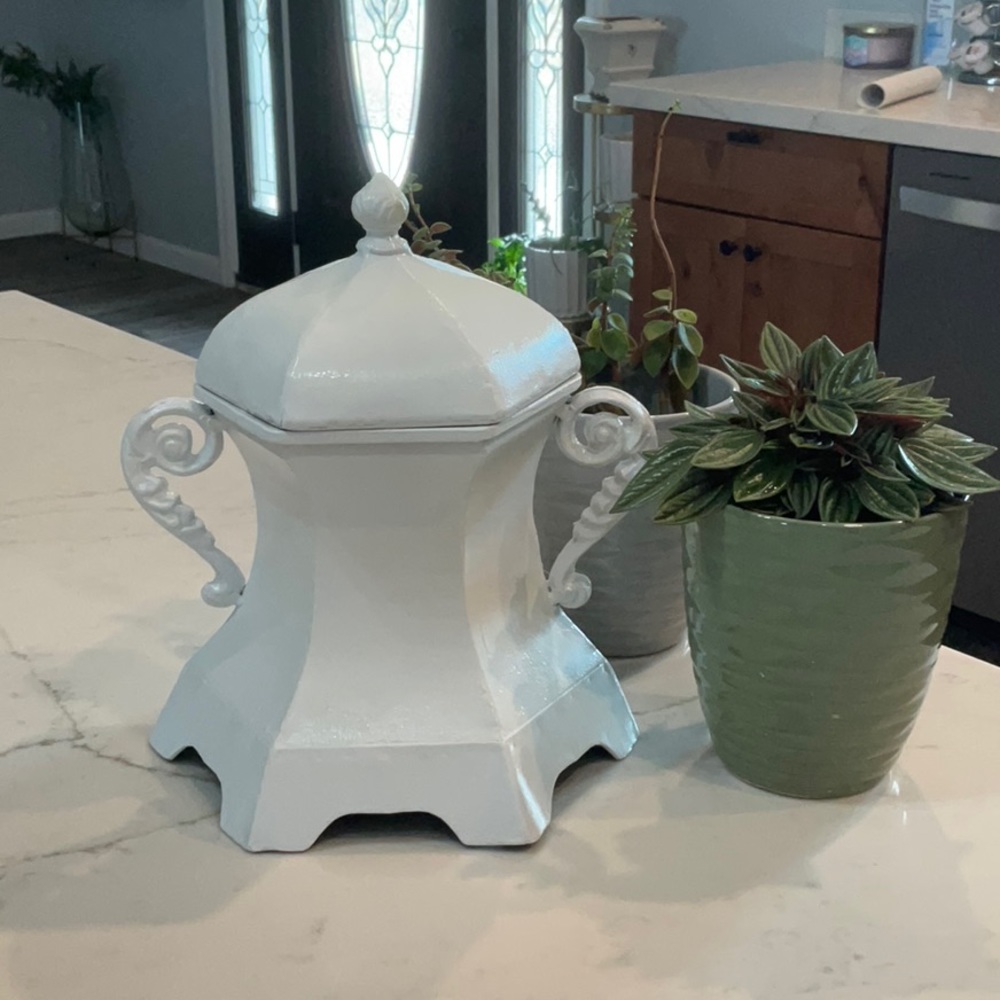 Metal urn
